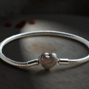Charm karkötő elegáns szív zárral - ezüstözött