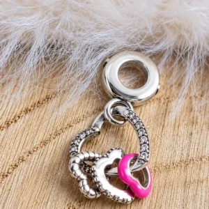 Összefonódó szívek charm
