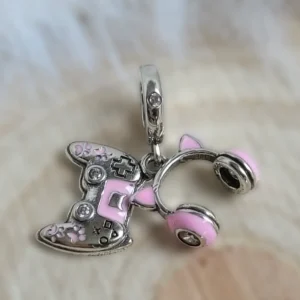 Gamer girl charm rózsaszín fejhallgatóval és kontrollerrel