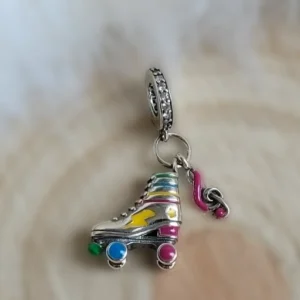 Retro görkorcsolyás charm színes kerekekkel és hangjeggyel