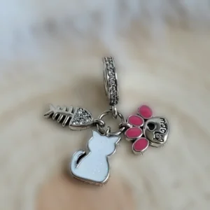 Cicás charm mancsmintával és halcsonttal charm karkötőhöz