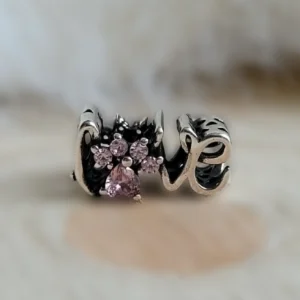 Love charm rózsaszín mancsmintával állatbarátoknak