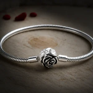 Elegáns rózsás charm karkötő kígyólánc kialakítással