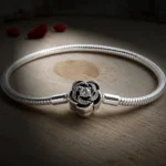 Kristályrózsa charm karkötő ezüst színű kígyólánc kialakítással