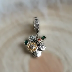 Virágos charm aranyló virág és kristály részletekkel karkötőhöz