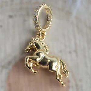 Aranyló ágaskodó ló charm ezüst színű karkötőn