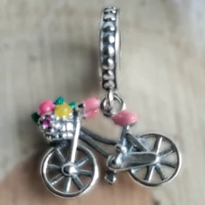 Virágos bicikli charm ezüst színű karkötőn