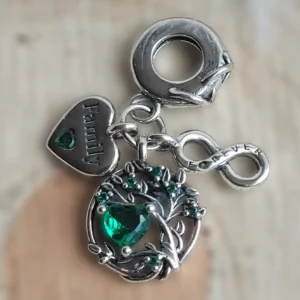 Örök családi kötelék charm ezüst színű karkötőn