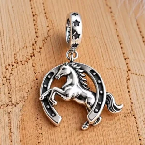 Szerencsepatkó ló charm