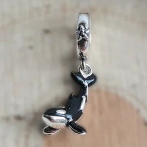 Fekete-fehér gyilkos bálna -orka- charm ezüst színű karkötőn