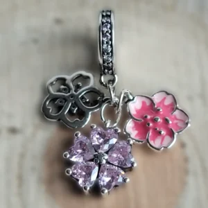 Cseresznyevirágok charm ezüst színű karkötőn