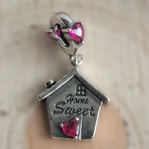 Ezüstözött házikó függő charm Home Sweet felirattal és rózsaszín szív alakú kristályokkal
