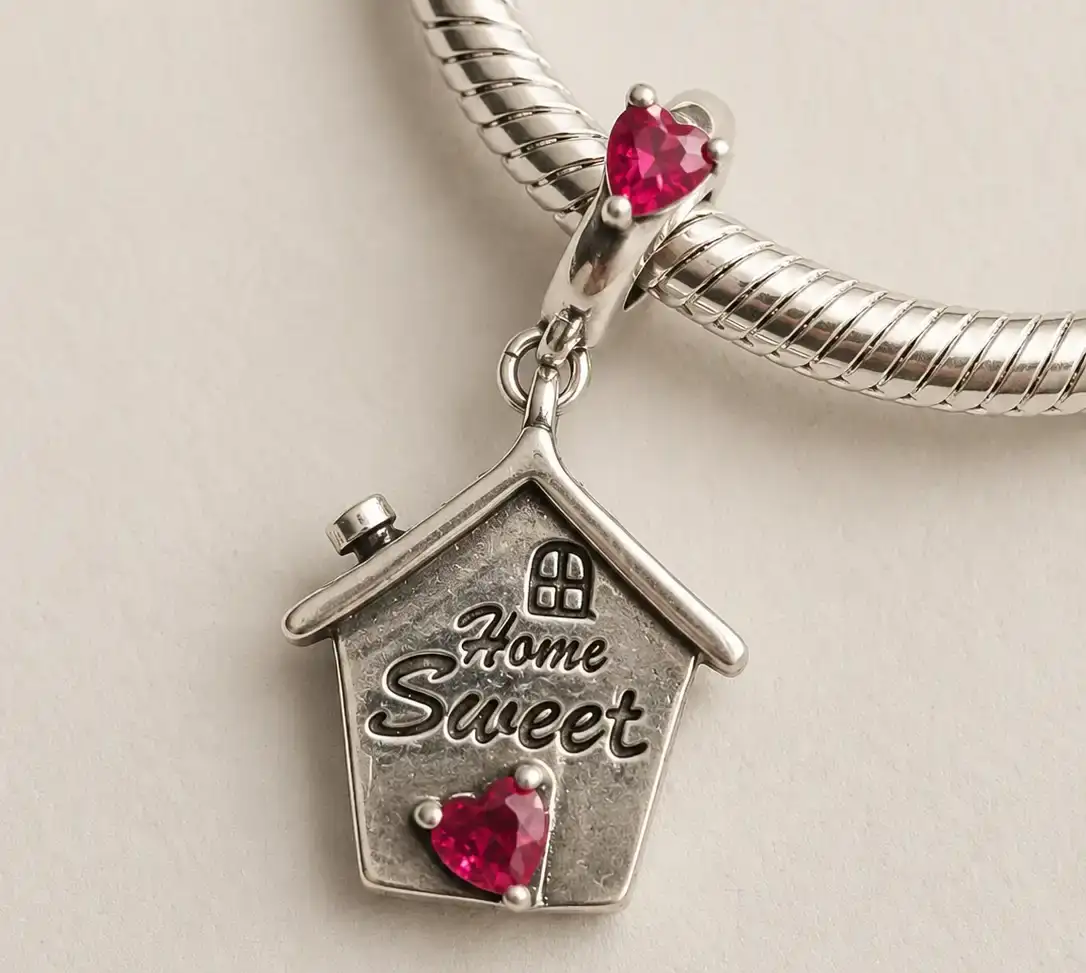 Ezüstözött házikó függő charm Home Sweet felirattal és rózsaszín szív alakú kristályokkal