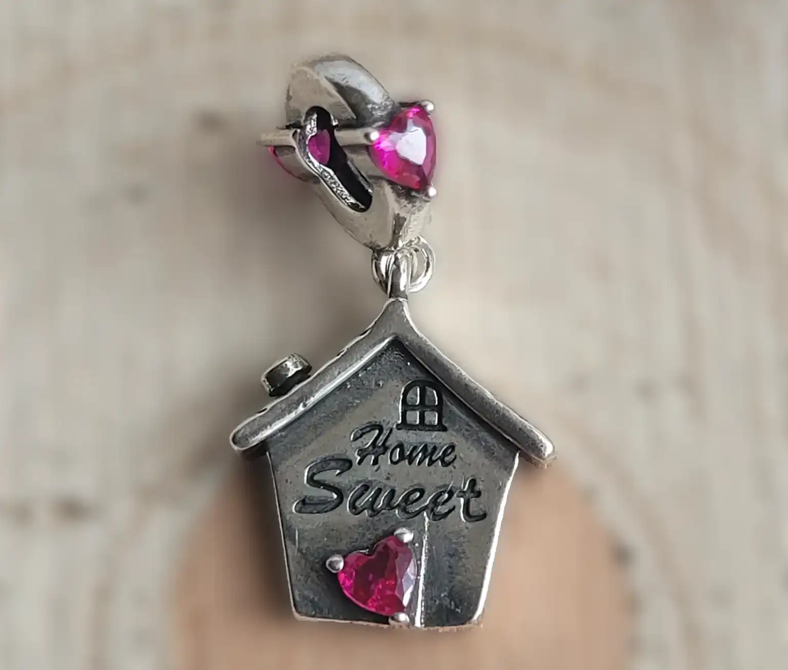 Ezüstözött házikó függő charm Home Sweet felirattal és rózsaszín szív alakú kristályokkal