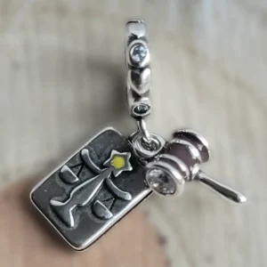 Jogász charm mérleg és bírói kalapács motívummal ezüst színű karkötőn