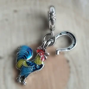 Kakas charm színes kakas és patkó motívummal ezüst színű karkötőn
