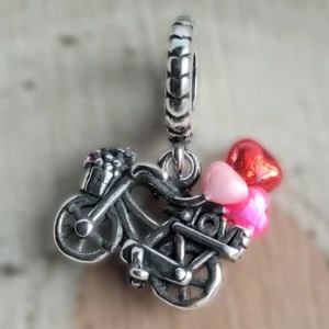 Szíves biciikli charm szívecske motívummal ezüst színű karkötőn