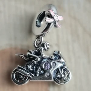 Motoroslány charm sportmotor motívummal ezüst színű karkötőn
