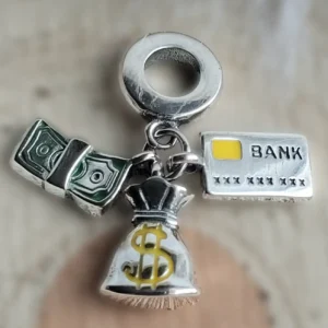 Az Anyagi Bőség charm bankkártya, pénzköteg és pénzeszsák motívummal ezüst színű karkötőn