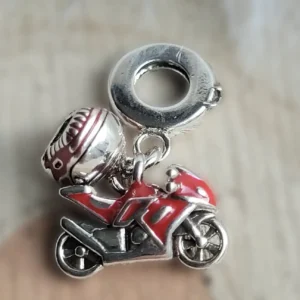 Motor és bukósisak charm ezüst színű karkötőn