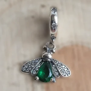 Szentjánosbogár függő charm zöld kristállyal és kövekkel