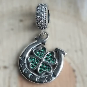 Szerencse charm patkó és négylevelű lóhere motívummal ezüst színű karkötőn