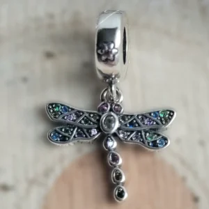 Szitakötő charm színes kövekkel ezüst színű karkötőn