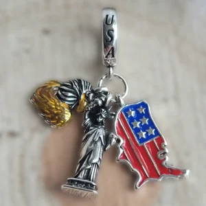 Ezüstözött USA függő charm Szabadság-szoborral, amerikai zászlóval és aranyszínű sassal