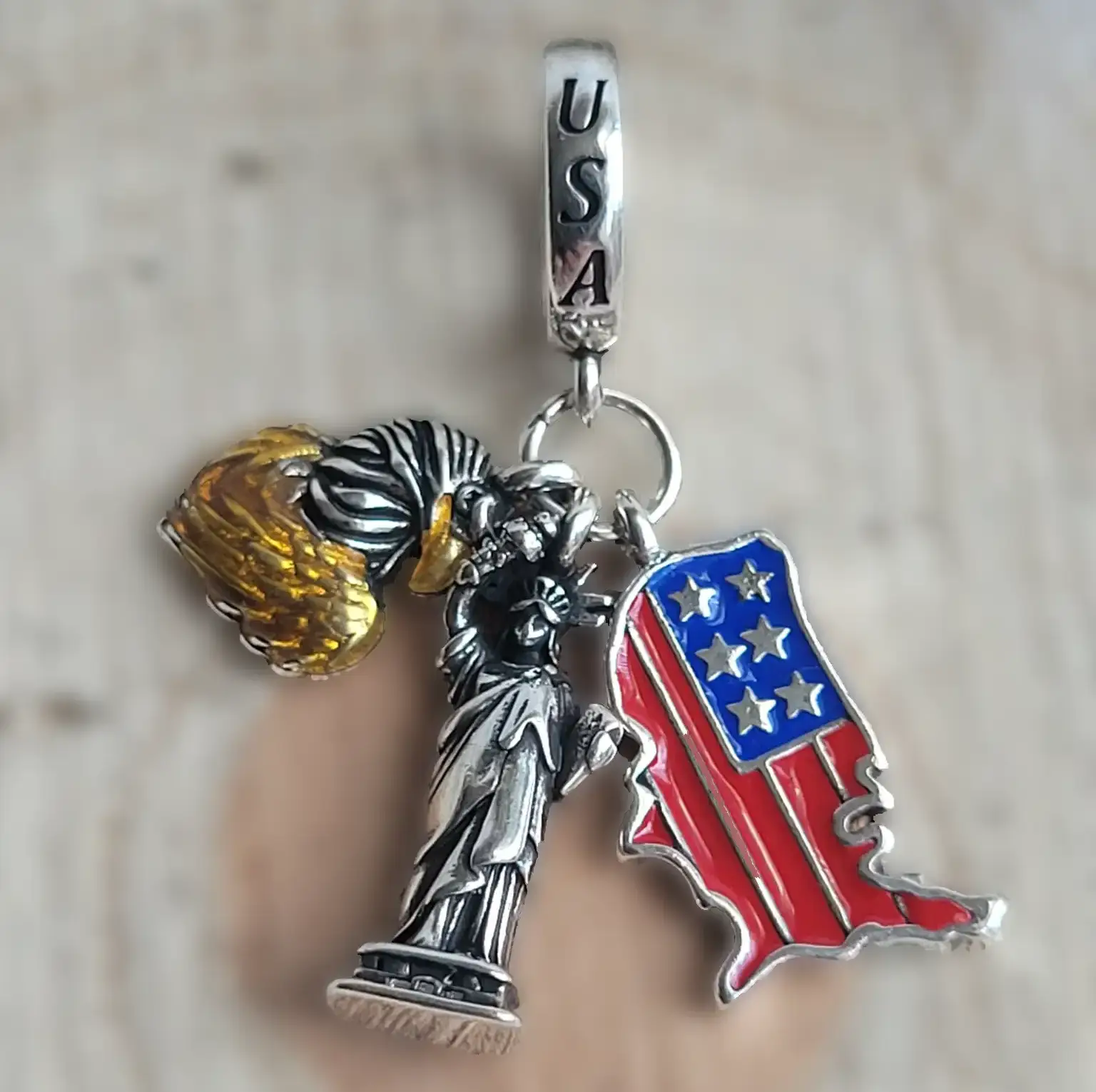 Ezüstözött USA függő charm Szabadság-szoborral, amerikai zászlóval és aranyszínű sassal