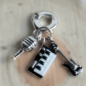 Zenész charm mikrofonnal, gitárral és zongorával ezüst színű karkötőn