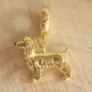 Aranyszínű cocker spániel charm karkötőn