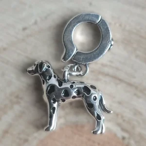 Ezüstszínű, fekete pöttyös dalmata charm karkötőn