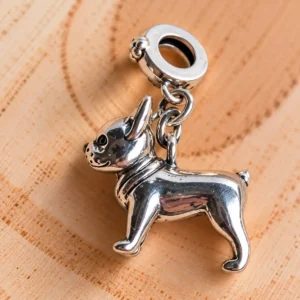 Ezüstszínű Kis Vagány francia bulldog charm karkötőn