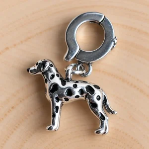 Ezüstszínű, fekete pöttyös dalmata charm karkötőn