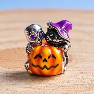 Halloween tök charm boszorkánykalapos cicával és csontvázzal