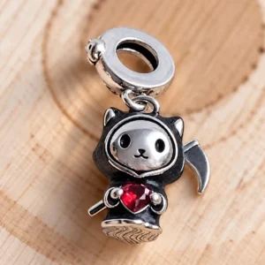 Kaszás cica Halloween charm piros szívvel